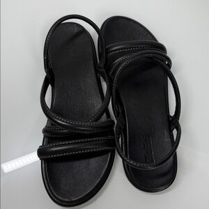 OluKai Tiare Strappy in Black Women’s size 7